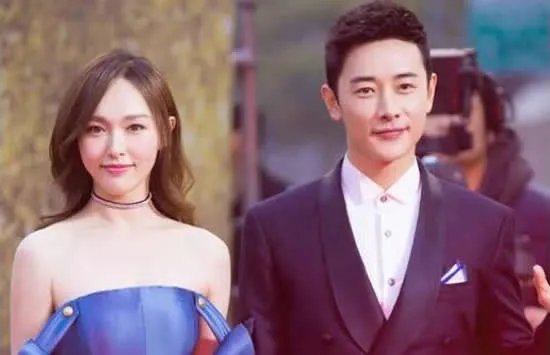 罗晋帮唐嫣孙坚聚会订火锅 现场画面曝光唐嫣四肢纤细还不忘撒狗粮