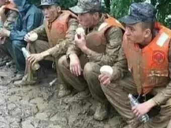 抗洪战士背孩子拉绳索,他们是怎样的一群人?