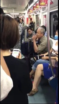 老人地铁飚英语在讲课吗?