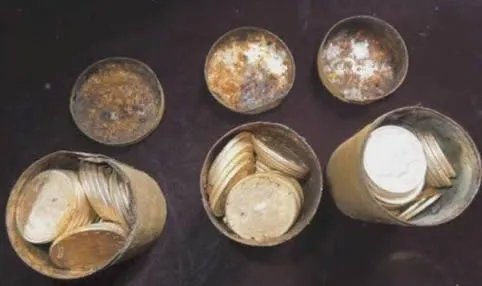 夫妇捡了一破铁罐 里面东西值3.7亿（满满金币一千多块）