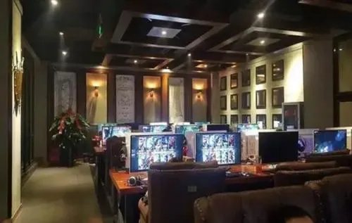 广州32人滞留网吧9天,免费上网100多小时,这能帮助他们戒网瘾吗?