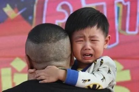 潘长江外孙登台  小宝贝被吓得眼泪直流