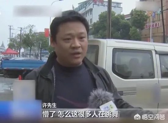 广场舞大妈为争地盘用铲车铲走轿车腾地,你怎么看?