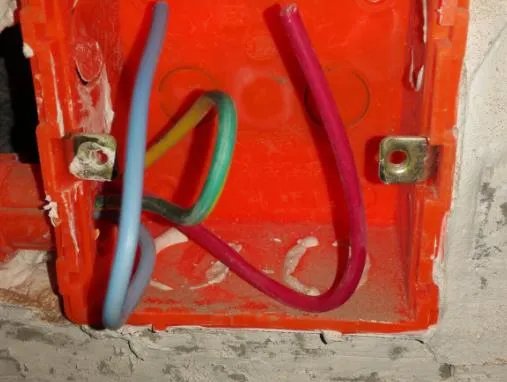 红色线是火线还是零线