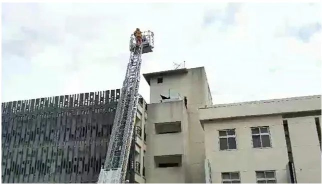 女子见情郎被拒想跳楼被高压水枪喷回是真的吗？