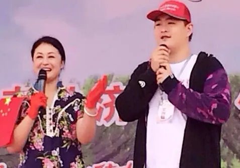 赵本山儿子下乡表演 自称我是农民儿子