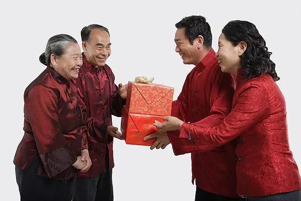 双方父母见面怎么介绍 第一次两家父母见面有什么讲究