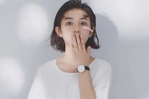 欧阳娜娜送张子枫定制吉他,她们的关系真的那么好吗?