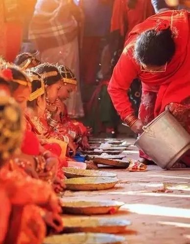 国人惊呆!这个国家的女孩一生竟要结3次婚