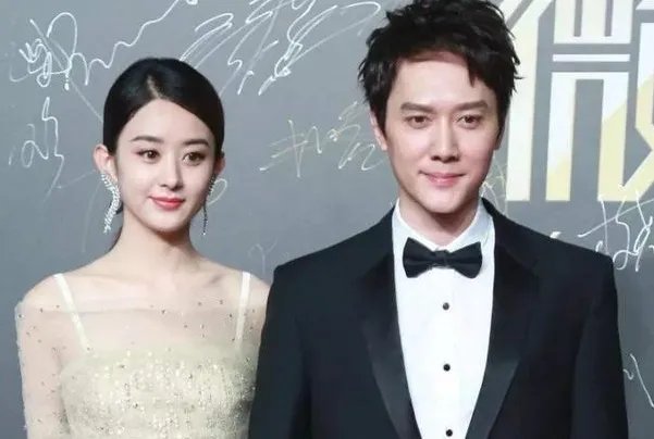 赵丽颖冯绍峰合体现身机场，他们俩人都有着怎样的演员生涯经历？