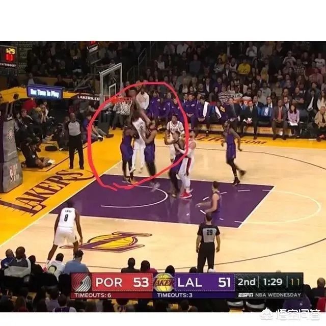 湖人战胜开拓者比赛中,是否有人注意到詹姆斯封盖利拉德后祖巴茨做的动作?如何评价?