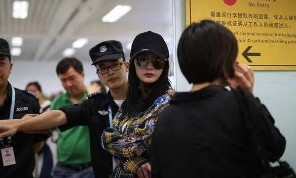 杨幂被赶出机场，大家怎么看？