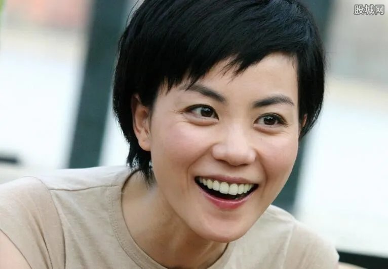 王菲启程赴时装周 面带笑容为演唱会寻觅战衣