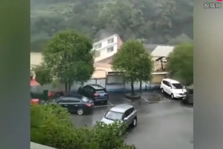 湖南怀化一整栋楼被洪水冲走 画面曝光令人毛骨悚然