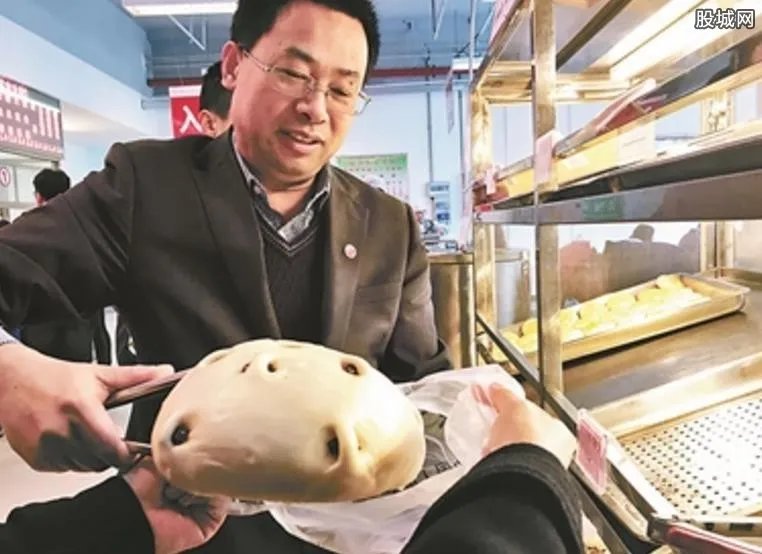 人大6元馒头走红 手工制作超级大馒头走红网络