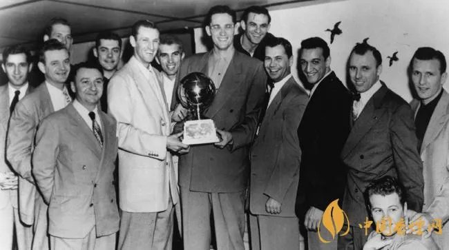 湖人创始人去世享年100岁 直到去世仍然在写体育专栏