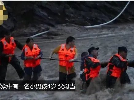 抗洪战士背孩子拉绳索,他们是怎样的一群人?