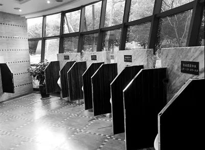 重庆惊现透明厕所 可边上厕所边欣赏美景