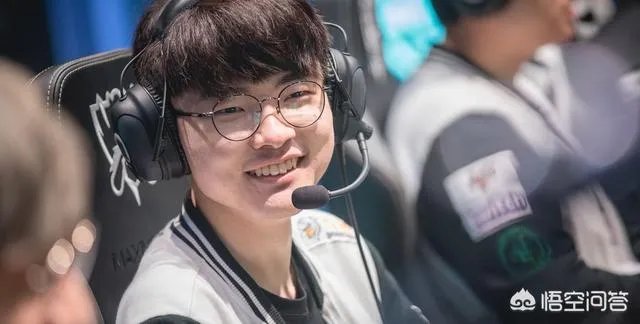 SKT散伙饭照片曝光，李哥再露迷之微笑，网友：SKT明年应该稳了！你怎么看？