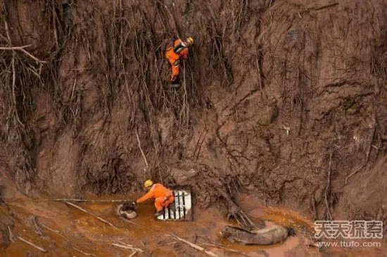 悬崖底有异样:男子下去后震惊(组图)
