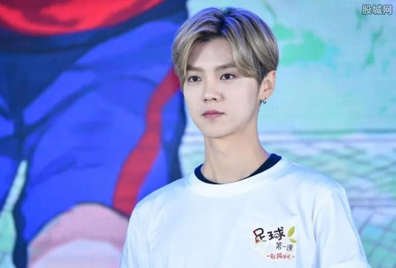 鹿晗名创优品是怎么回事 鹿晗跟女性逛街购物被拍