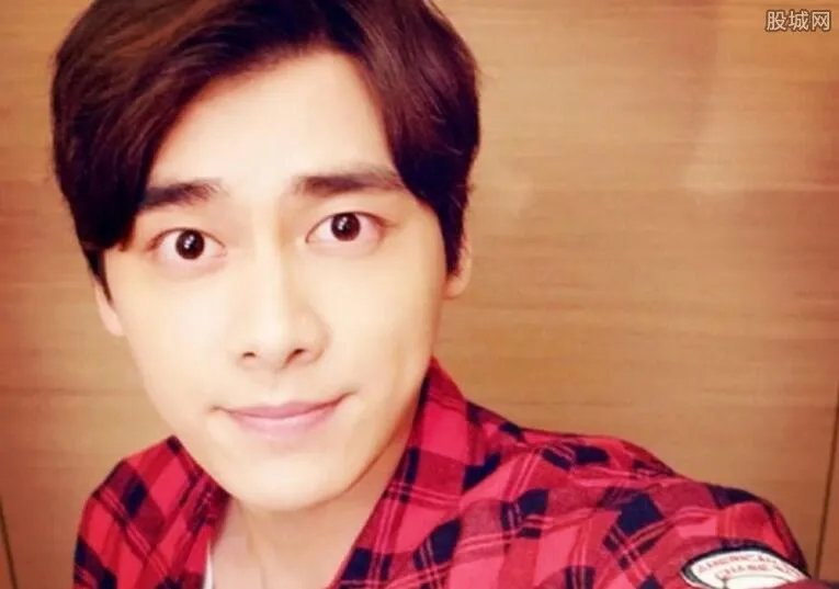 李易峰杨洋暧昧组cp 李易峰跟杨洋争当一哥闹不和