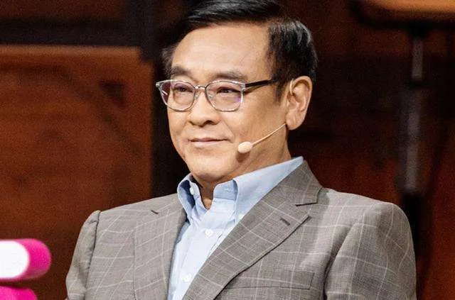郭敬明被尔冬升怼哭后，全场各路人马的反应说明了什么？