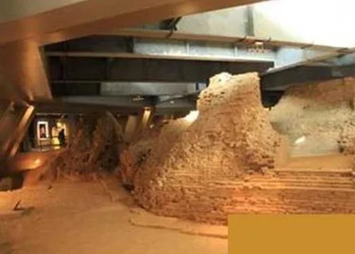 白蛇之谜:原来是雷峰塔地宫藏宝藏(图)