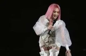 杨丞琳演唱会踩空摔倒，这是由于舞台设置原因吗？