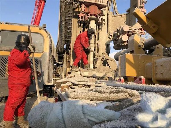 山东金矿井下已发现12名矿工，每日输送营养液能否提供足够能量？