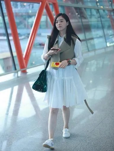 蒋欣现身机场 衣着宽松被吐槽像孕妇(图)