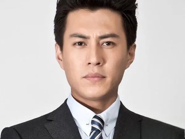 演员靳东最近出啥事了，为什么突然就不火了