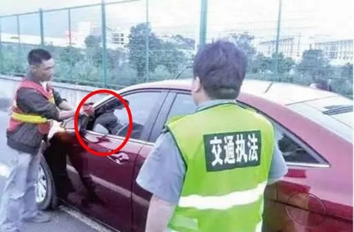 女子不慎将1岁孩子锁在车中:妈妈哭的泣不成声