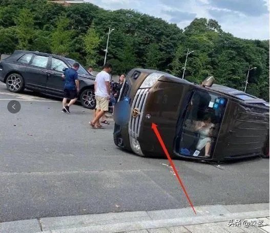 女司机开面包车与劳斯莱斯相撞,或面临200万索赔,你怎么看?