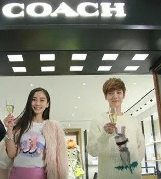 baby晒鹿晗合影引热议 网友起哄其为“金童玉女”!