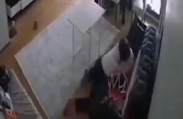 爱琴海地震母亲摇晃中紧护孩子是怎么回事 网友：世间最伟大的爱莫过于母爱