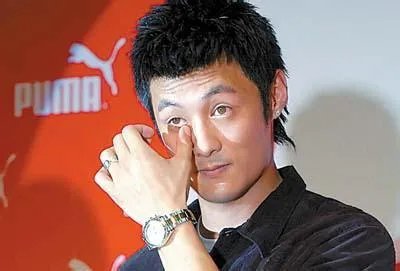 余文乐眼睛怎么回事到底是不是假眼 余文乐回应自己的眼睛大小眼