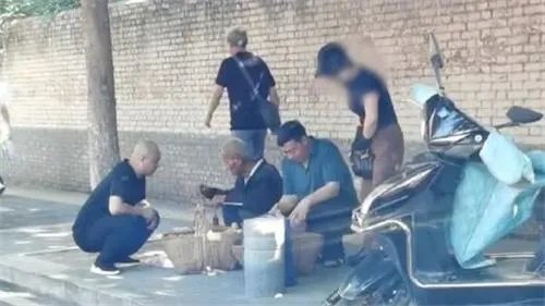 女子偷拿老人水果满脸笑容离开 引起强烈的道德反应