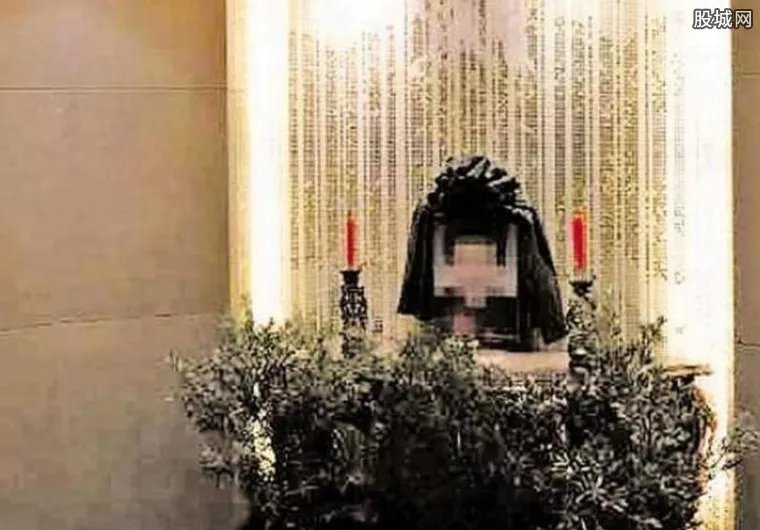 老赖把房子设灵堂 在房子里摆放已故母亲的遗像