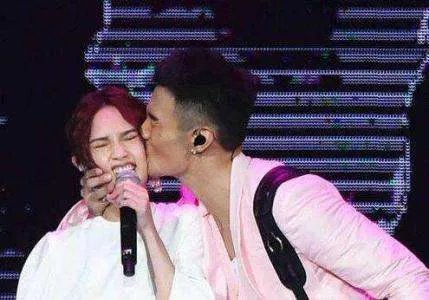 杨丞琳演唱会踩空摔倒，这是由于舞台设置原因吗？