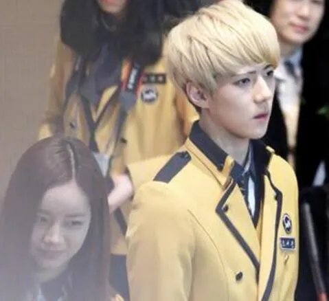 吴世勋靠在郑多恩身上恩爱照曝光 两人是什么关系呢