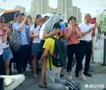 那位跪谢母亲的考生高考635分，能上什么大学?你对他的未来怎么看？