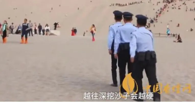 敦煌沙漠里挖手机的派出所 每年都能挖出数百部手机