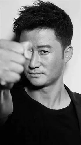 吴京参加活动被冻到原地转圈圈，艺人的工作有多辛苦？