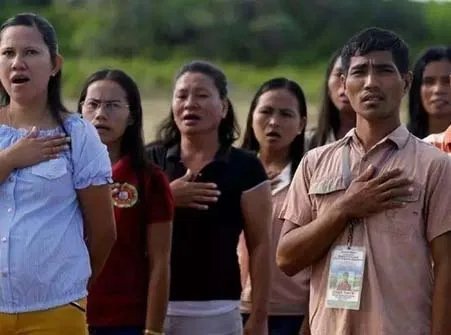 奏国歌拒起立被捕是真的吗？