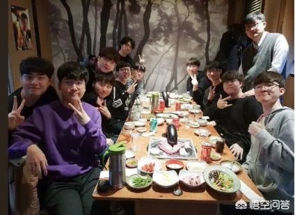 SKT散伙饭照片曝光，李哥再露迷之微笑，网友：SKT明年应该稳了！你怎么看？