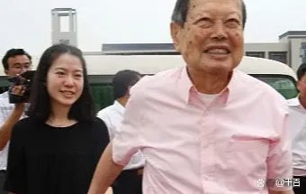 翁帆的父亲与杨振宁是什么关系？