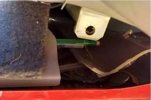 男子买到二手车 翻开座垫后惊呆了（图）