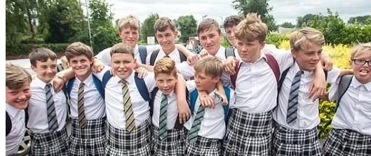 英男生穿裙子上学是叛逆还是自由呢?