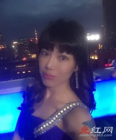 何奕恋和黑人大叔事件怎么回事 这位辣妈有个儿子